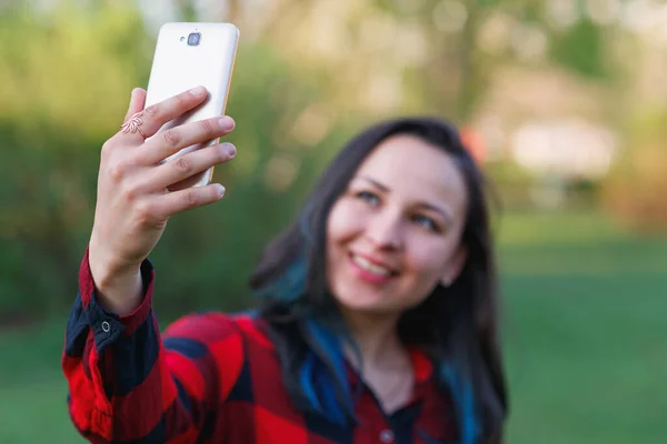 Retrato Una Hermosa Selfie Mujer Joven Parque Con Teléfono Inteligente — Foto de Stock