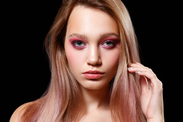 Retrato Beleza Uma Jovem Mulher Bonita Fundo Preto Isolado — Fotografia de Stock