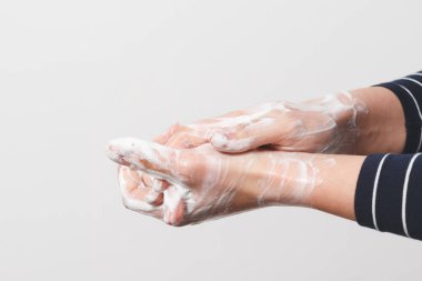 İnsan sağlığını virüslerden korumak için hijyen sabunla el yıkama. Beyaz arkaplanda.