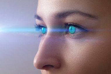 Göz tanıma konsepti Akıllı kontak lens. Kadın gözü, göz retinasını taramak için dijital ve biyometrik implantlar içeren akıllı kontak lenslerle yakın çekim yapar..