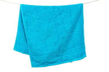 Mutfak mavi havlusu keten ipte asılı. Beyaz arkaplanda izole