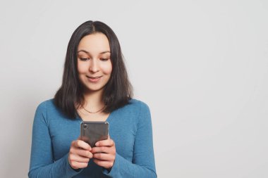 Kadın eli cep telefonu kullanıyor. Arama ya da sosyal ağ konsepti.