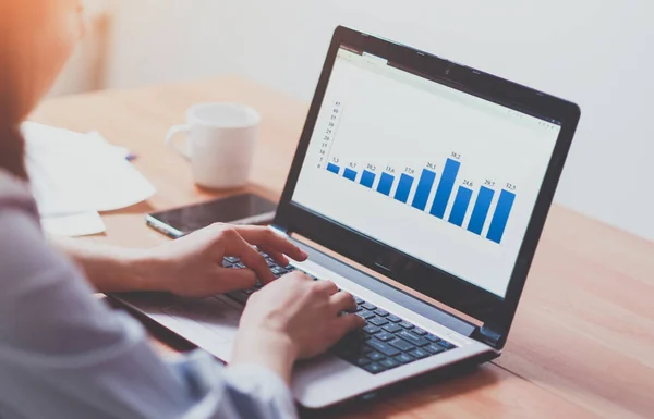 Ev işlerinde çalışan bir kadın klavyeyi kapatıyor. kontur ışığı