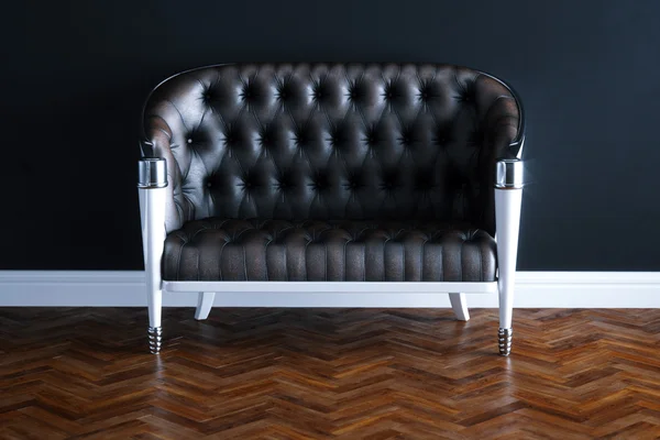 Sofá de cuero vintage en el nuevo interior negro en parquet de madera flo —  Fotos de Stock