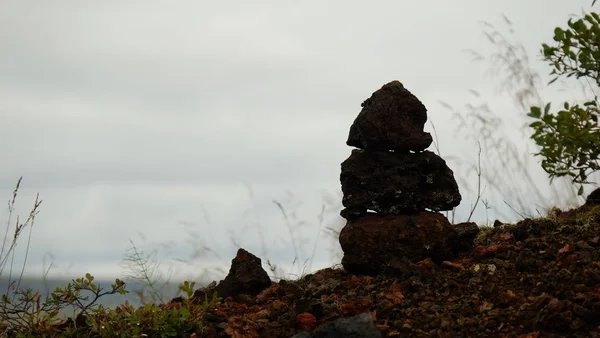 İzlanda'da taşlardan piramit