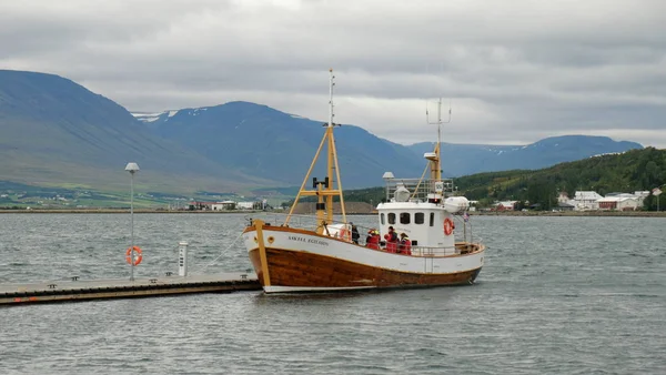 Askell Egilsson hazırlanan balina izlemek için tekne / Akureyri / İzlanda, - Ağustos, 31, 2017: Askell Egilsson hazırlanan balina izlemek için tekne. Balina izlerken, balinalar ve Yunuslar (yunuslar) doğal ortamlarında gözlem yöntemidir.