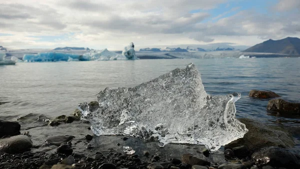 Dauereis auf dem Hintergrund des Gletschers — Stockfoto