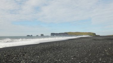 Siyah kum Reynisfjara beach Güney İzlanda.