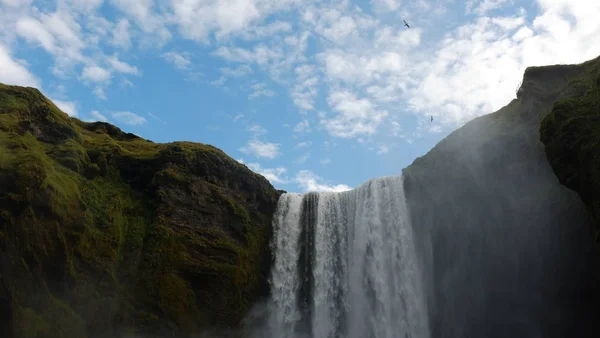 Wasserfall fällt vom Himmel. — Stockfoto