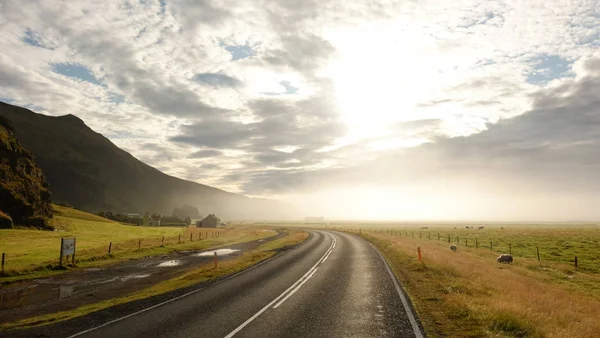 Le chemin vers le nouveau jour. Matin en Islande — Photo