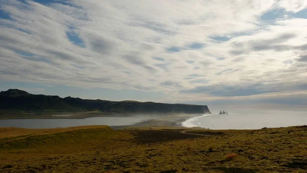 İzlanda'nın Güney sahil üzerinde sonsuz gökyüzü.