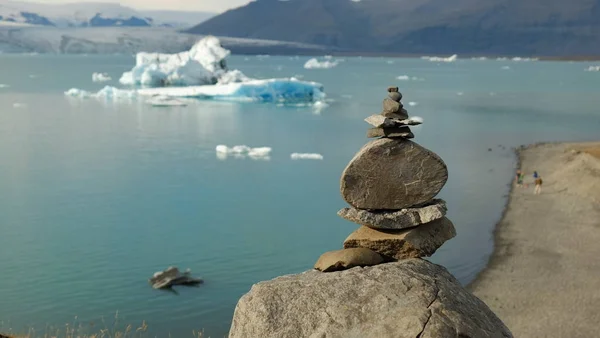 Pirámide de piedras sobre el telón de fondo de la Laguna Glaciar J jalá. —  Fotos de Stock