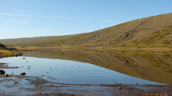 İzlanda'daki dağ gölü