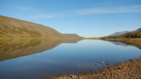İzlanda'daki dağ gölü