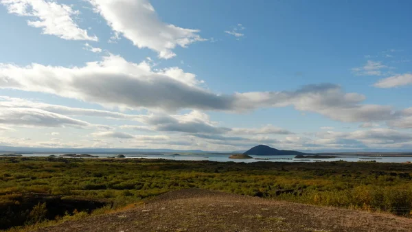 Lake Myvatn yukarıda sınırsız gökyüzü.