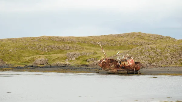 İzlanda'daki arazi okyanus gemisi tarafından terk edilmiş.