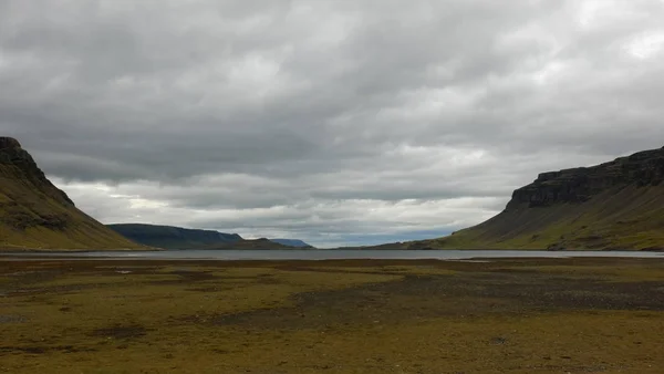 Fiyort üzerinde sonsuz bir gökyüzü.