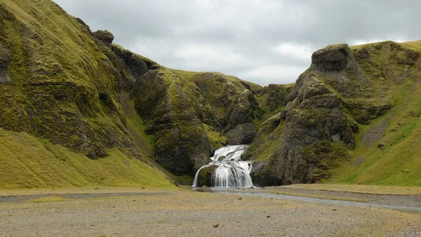 Bedeckt von Moosbergen und einem Burgwasserfall in Island — Stockfoto