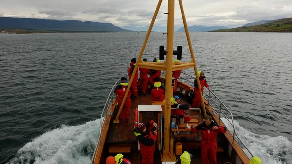AKUREYRI / ISLANDE - 31 AOÛT 2017 : Le bateau Askell Egilsson s'est préparé pour l'observation des baleines. L'observation des baleines consiste à observer les baleines et les dauphins (cétacés) dans leur habitat naturel. . — Photo
