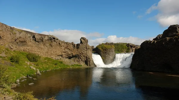 Doppelter Wasserfall fällt zwischen Basaltfelsen in Island — Stockfoto