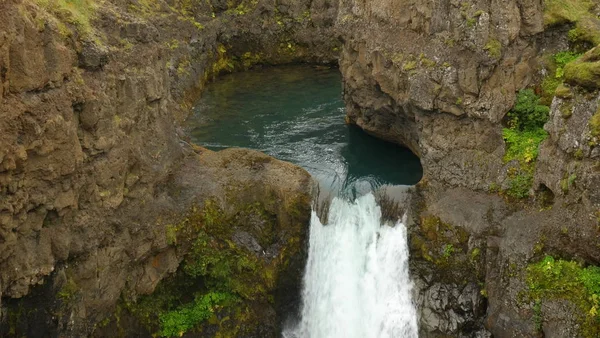 A piscina natural formada em uma das cachoeiras na Islândia — Fotografia de Stock