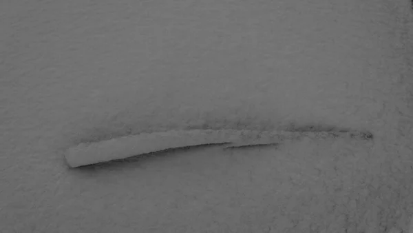 Büyük bir kar tabakası altında Rüzgar ekran silecek.