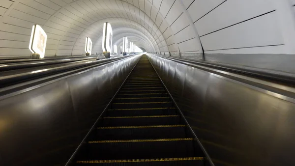 Druzhby Narodiv metro istasyonu, Kiev boş Asansör.