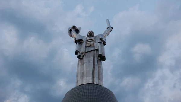 Kyiv / ukraine - 1. August 2017: Heimat (Rückansicht) vor dem Hintergrund des bewölkten Himmels. Der Autor des Denkmals ist der Bildhauer v. z. borodai. — Stockfoto