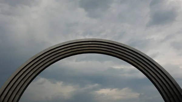 Kiev / Ukrayna - 7 Haziran 2017: insanların dostluk Arch bulutlu gökyüzü arka plan üzerinde. Kompozisyon 1982 yılında Ky hazırlanması sırasında 1500th yıldönümü kutlamaları için çıktı.