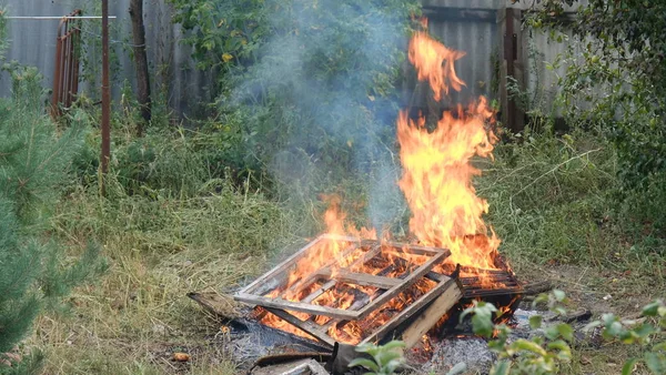 Ateşte yanmak yaşlı beyaz pencere eşiği.