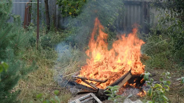 Ateşte yanmak yaşlı beyaz pencere eşiği.