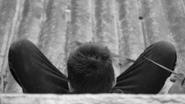 Baş ve ayak adam çatıda aittir.