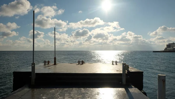 Güneş ışınlarının pierce. Denizde Güneşli parça.