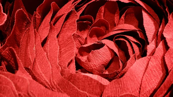 Kırmızı çiçek tomurcuğu dokusuna kağıttan yapılmış.