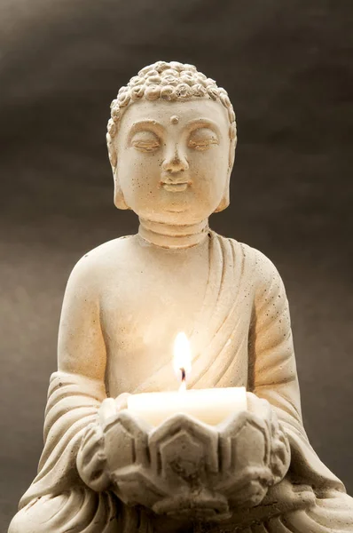 Buddha håller ett ljus — Stockfoto