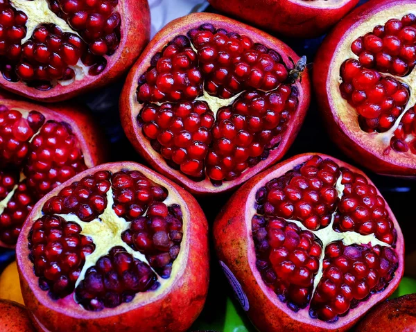 Гранат фрукти нарізані — стокове фото