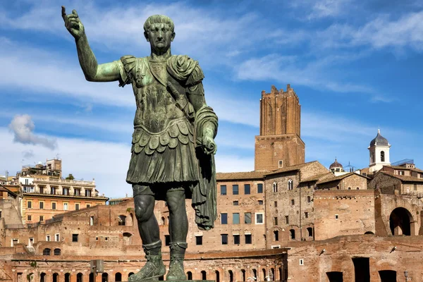 Statua dell'imperatore Traiano — Foto Stock