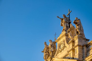 Laterano 'da San Giovanni cephesinde heykeller