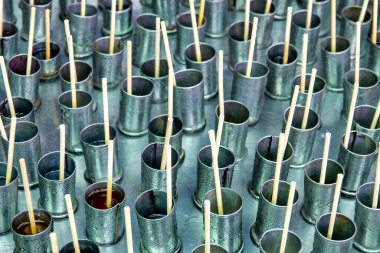 Markette geleneksel bir Thai buz çubuğu üreticisine yakın durun.