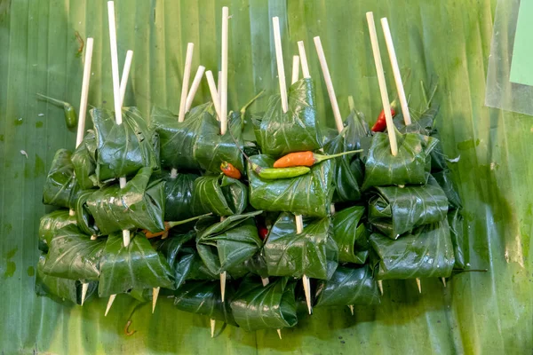Кхао Традиционный Тайский Лаосский Десерт Состоящий Приправленного Риса Завернутого Банановые — стоковое фото