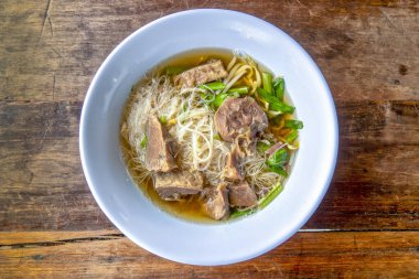 Erişte çorbası ve yahnili biftek.