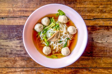 Yukarıdan domuz köfteli erişte çorbası.