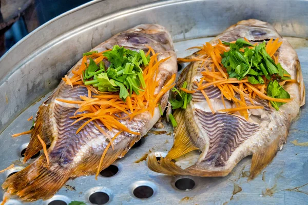 Peixe Cru Para Venda Num Mercado Tailandês — Fotografia de Stock