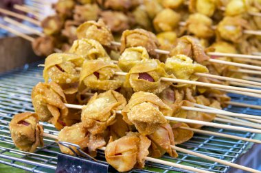 Geleneksel Taylandlı yağda kızartılmış sosisler şişte.