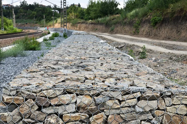 Gabion Wall From Rocks And Stones In Metal Wire Box (en inglés). Refuerzo y Abutamiento Construcción Protectora . — Foto de Stock