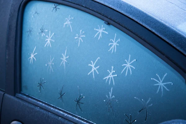 Donmuş bir arabanın camına kar taneleri çizilmiş. İlk ayaz. Buz. — Stok fotoğraf