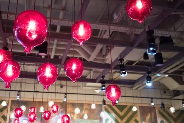 Lámparas elegantes y originales de color rojo decoración festiva del interior de la cafetería. Decoración de Navidad . —  Fotos de Stock