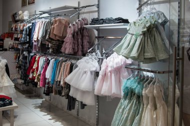 Güzel gece elbiseleri elbise ipinde asılı akşam partisi için toplanmayı bekliyor..