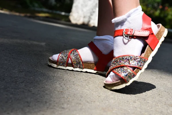 Элегантные блестящие сандалии на ногах девушки. ортопедические сандалии . — стоковое фото