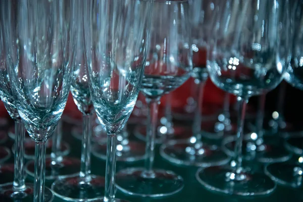 Många tomma glas för alkoholhaltiga drycker. glasbägare på hyllan. — Stockfoto